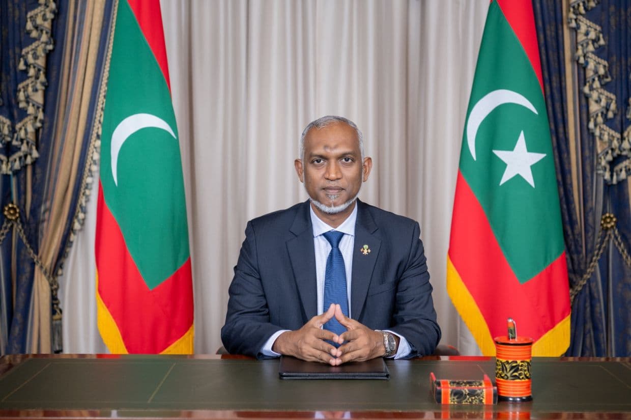 ރައީސުލްޖުމްހޫރިއްޔާ ޑރ. މުޙައްމަދު މުޢިއްޒު - އެމަނިކުފާނު އެއްވެސް ކަމަކު އެއްވެސް އިރެއްގައި ނުފޫޒެއް ނުފޯރުވާނެކަން ޔަޤީން ކޮށްދެއްވާ. އެމަނިކުފާނަށް މުހިންމީ މާތްﷲގެ ޙަޟްރަތުން ފުއްސެވުމާއި ދިންނެވުން.