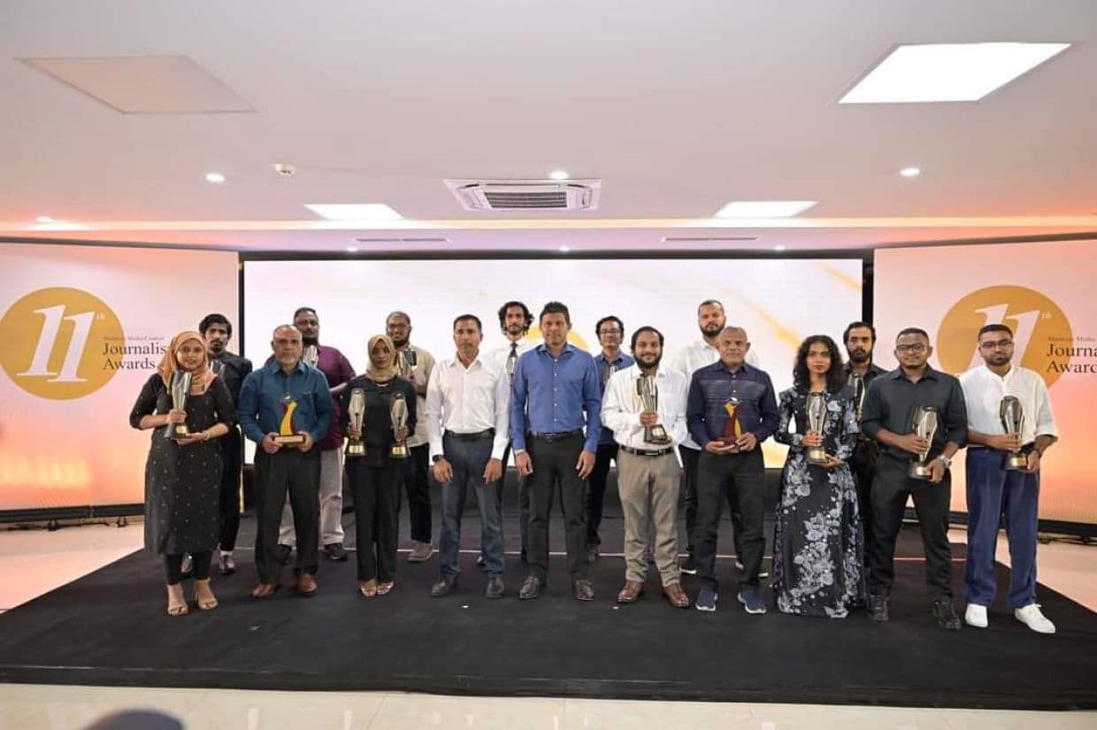 ރައިސުލްޖުމްހޫރިއްޔާގެ ނައިބު ޙުސައިން މުޙައްމަދު ލަޠީފް 11 ވަނަ ނޫސްވެރިކަމުގެ އެވޯޑް ދިނުމުގެ ރަސްމިއްޔާތުގައި، އެވޯޑް ލިބުނު ފަރާތްތަކާއެކު ފޮޓޯއަށް ހުއްޓިލައިގެން. / ފޮޓޯ: މީޑިއާ ކައުންސިލް
