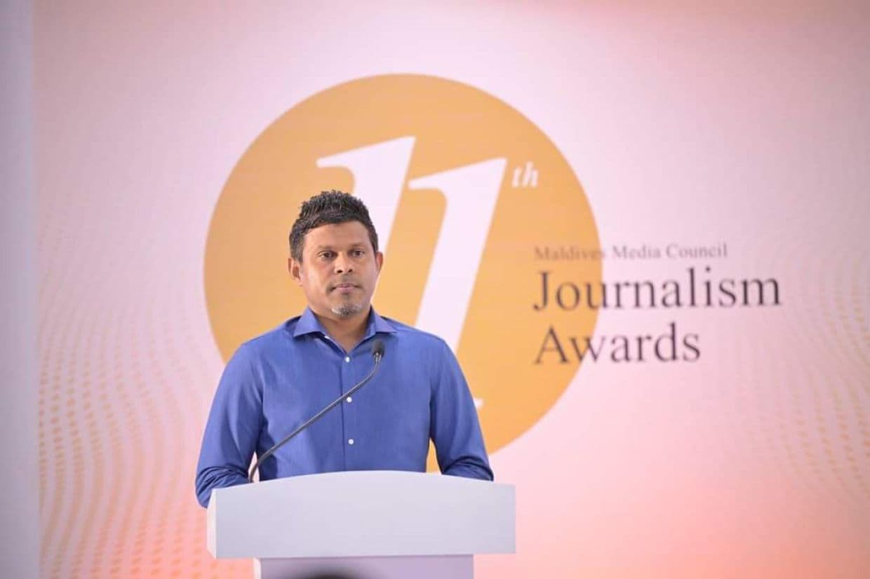 ރައިސުލްޖުމްހޫރިއްޔާގެ ނައިބު ޙުސައިން މުޙައްމަދު ލަޠީފް 11 ވަނަ ނޫސްވެރިކަމުގެ އެވޯޑް ދިނުމުގެ ރަސްމިއްޔާތުގައި އިލްތިމާސްކުރެއްވީ ދޮގު ޚަބަރު ނުފެތުރުމަށް / ފޮޓޯ: މީޑިއާ ކައުންސިލް