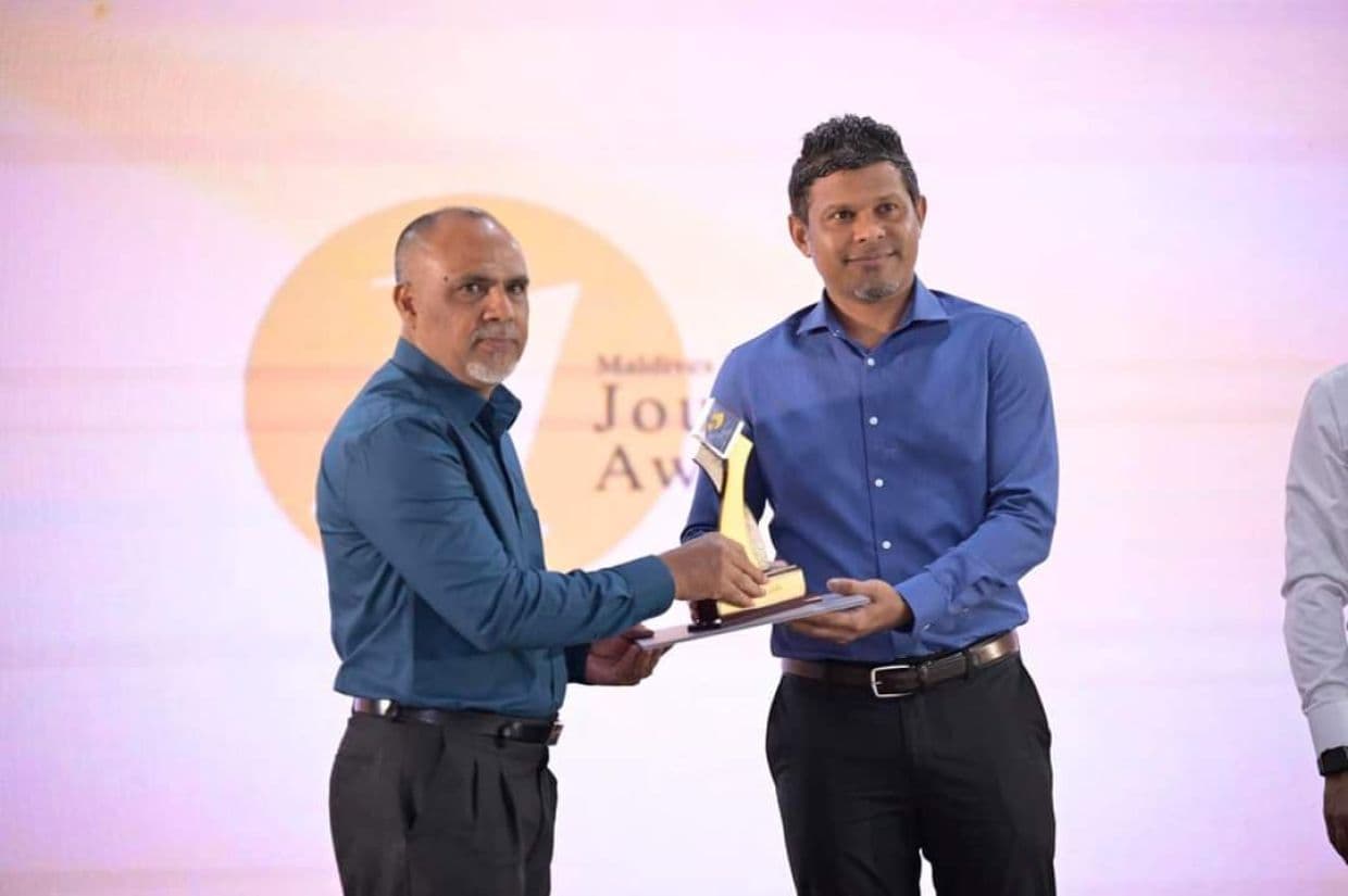 ލައިފްޓައިމް އެޗީވްމަންޓް އެވޯޑް އަހުމަދު ޒާހިރު (ފެއަރީ ޒާހިރު) އަށް ނައިބު ރައީސް އެވޯޑް ޙަވާލުކުރައްވަނީ