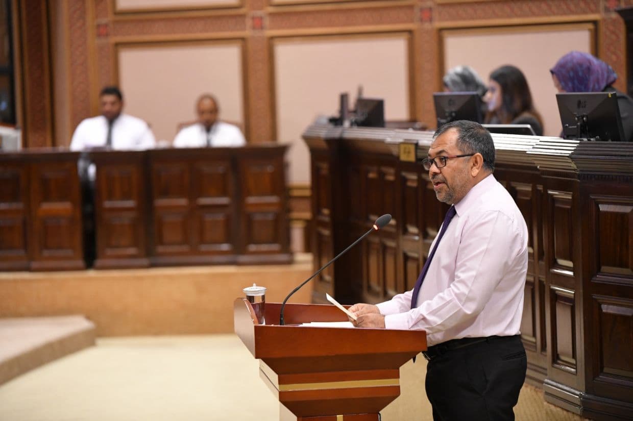 މިނިސްޓަރ އޮފް ފިނޭންސް މޫސާ ޒަމީރު ދިވެހިރާއްޖޭގެ ޖުމްހޫރިއްޔާގެ ޤާނޫނުއަސާސީގެ 96 ވަނަ މާއްދާގެ (ހ) ގައިވާ ގޮތުގެމަތިން، 2025 ވަނަ އަހަރަށް ލަފާ ކުރާ ދައުލަތުގެ ބަޖެޓު ހުށަހެޅުއްވުން / ފޮޓޯ: މަޖިލިސް