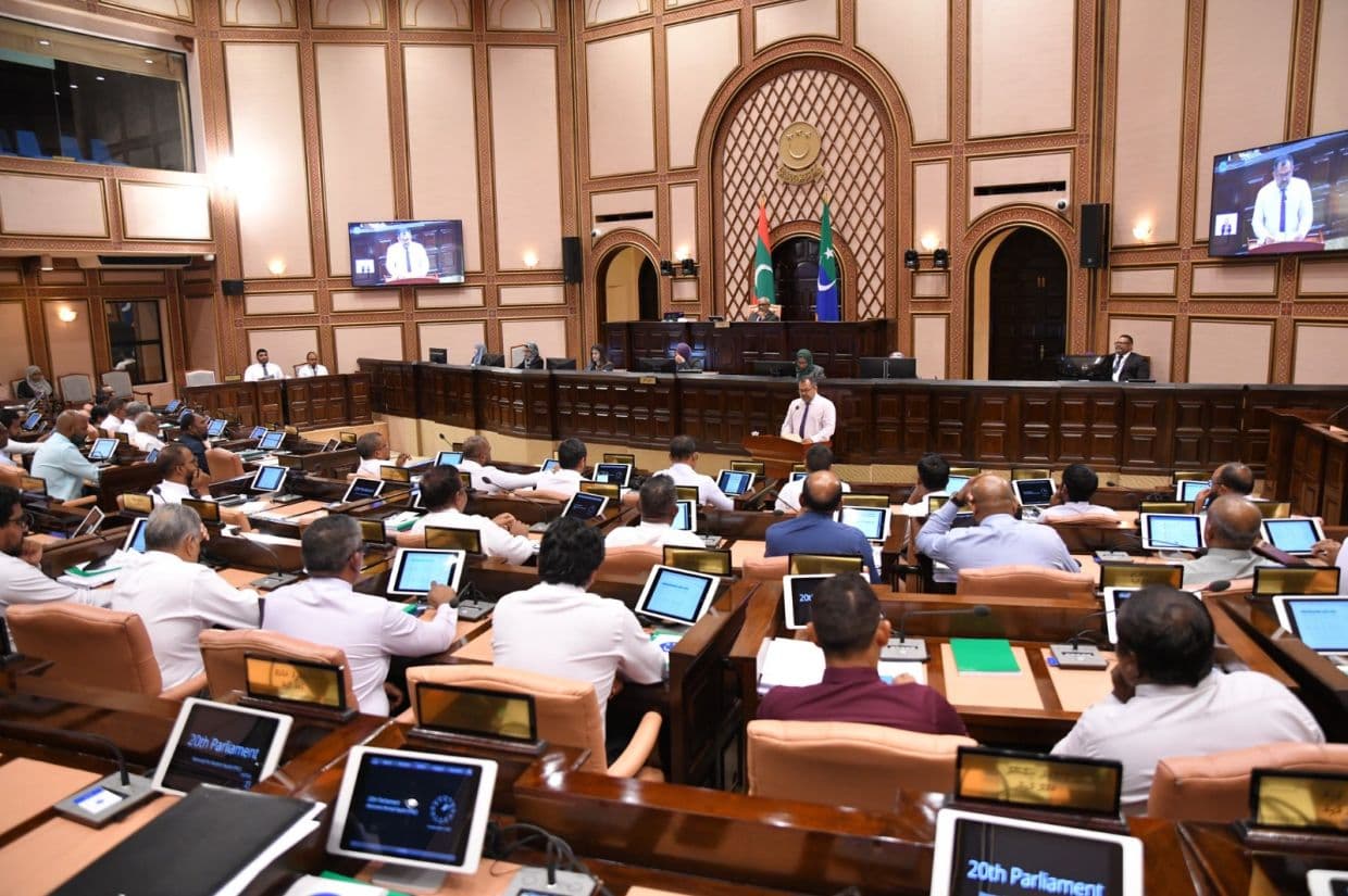 މިނިސްޓަރ އޮފް ފިނޭންސް މޫސާ ޒަމީރު 2025 ވަނަ އަހަރަށް ލަފާ ކުރާ ދައުލަތުގެ ބަޖެޓު ހުށަހެޅުއްވުން. މިބަޖެޓުން 6.6 ބިލިއަން ރުފިޔާ ސަލާމަތްކުރެވޭނެ ކަމަށް ވަޒީރު ފާހަގަކުރޭ. / ފޮޓޯ: މަޖިލިސް