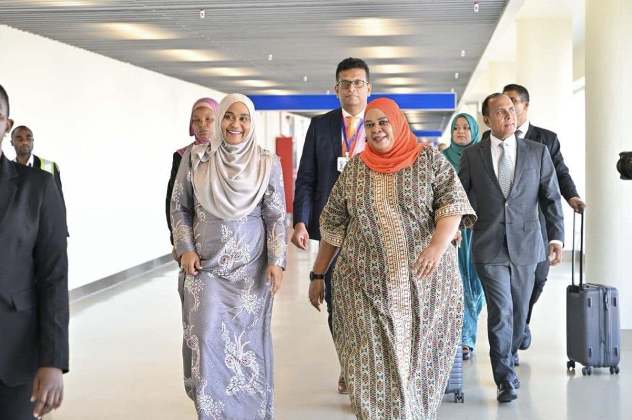 މެޑަމް ސާޖިދާ ޓެންޒެނިޔާގައި. / ފޮޓޯ ރައީސް އޮފީސް