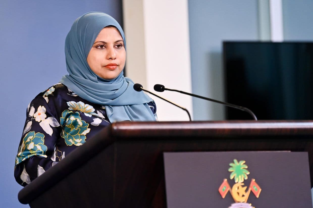 މިސަރުކާރު ޙަވާލުވިއިރު އާސަންދަ ނިޒާމްގައި ގިނަ ކަންތަކެއް އިޞްލާޙު ކުރަން ޖެހިފައި އޮތް ކަމަށް ރައީސް އޮފީހުގެ ތަރުޖަމާނު ހީނާ ވަލީދު ވިދާޅުވި (އެންސްޕާގެ ސީއީއޯ ކަމުގެ މަޤާމަށް ހީނާ ހަމަޖެއްސެވީ މިދިޔަ އަހަރުގެ ނޮވެންބަރުގައި) / ފޮޓޯ: ޚުލާސާ