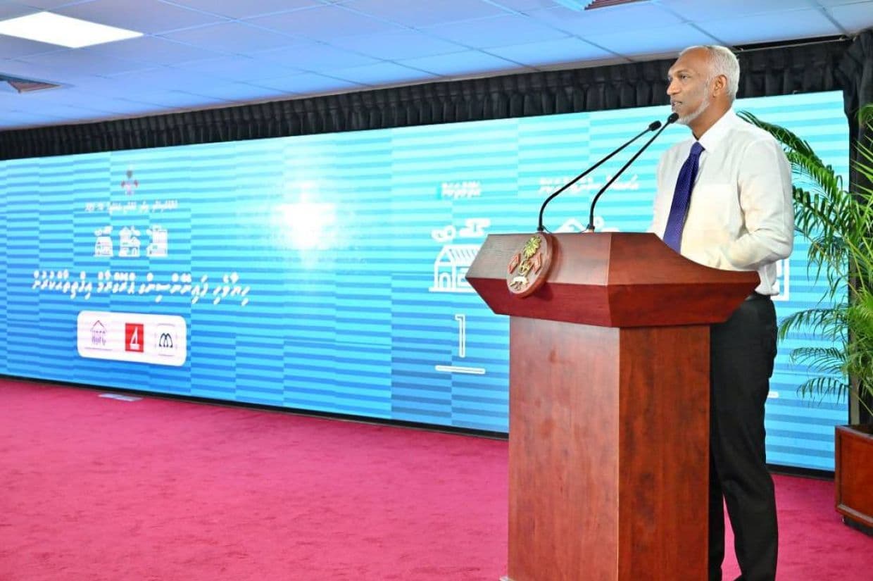 ހިޔާވަހި ފައިނޭންސިން ސްކީމް ތައާރަފްކުރުމުގެ ހަފްލާގައި ރައީސް ޑރ. މުޢިއްޒު ވާހަކަފުޅު ދައްކަވަނީ - ރައީސް ވިދާޅުވީ މާލެ ސަރަޙައްދުގައި ތިބި ގޯތިތައް ޢިމާރާތްކުރުމަށް ވެސް އިތުރު ލޯނުސްކީމެއް ތަޢާރަފްކުރެވޭނެ ކަމަށް / ފޮޓޯ: ރައީސް އޮފީސް