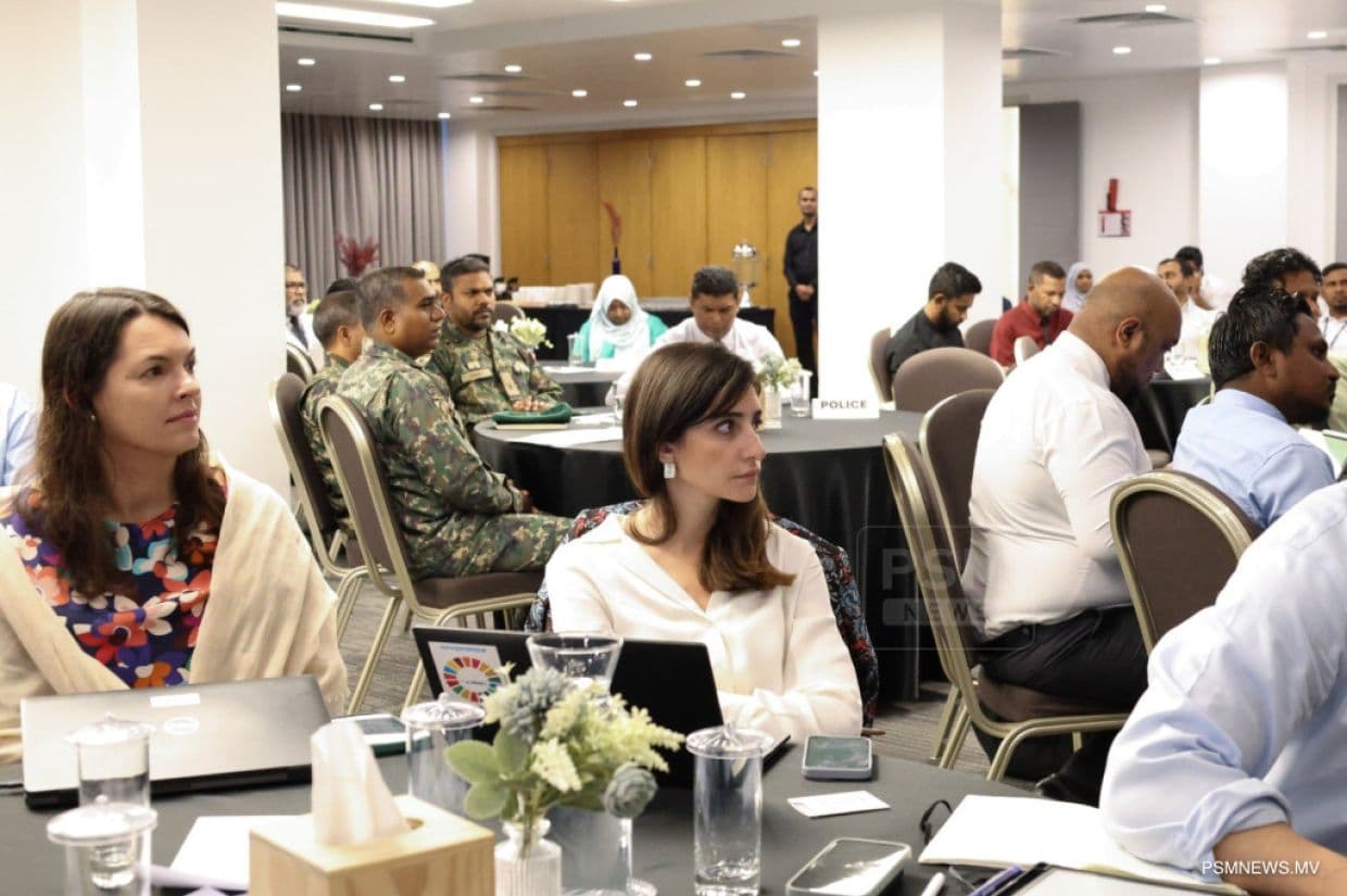 "ޕާސަނަލް ޑޭޓާ ޕްރޮޓެކްޝަން ބިލް" އަދި "ސައިބަރ ސެކިއުރިޓީ ބިލް"އަށް ޚިޔާލު ހޯދުމުގެ މަޝްވަރާ ބައްދަލުވުމުގެ ތެރެއިން / ފޮޓޯ: ދާޚިލީ ސަލާމަތާއި ފަންނިއްޔާތާ ބެހޭ ވުޒާރާ
