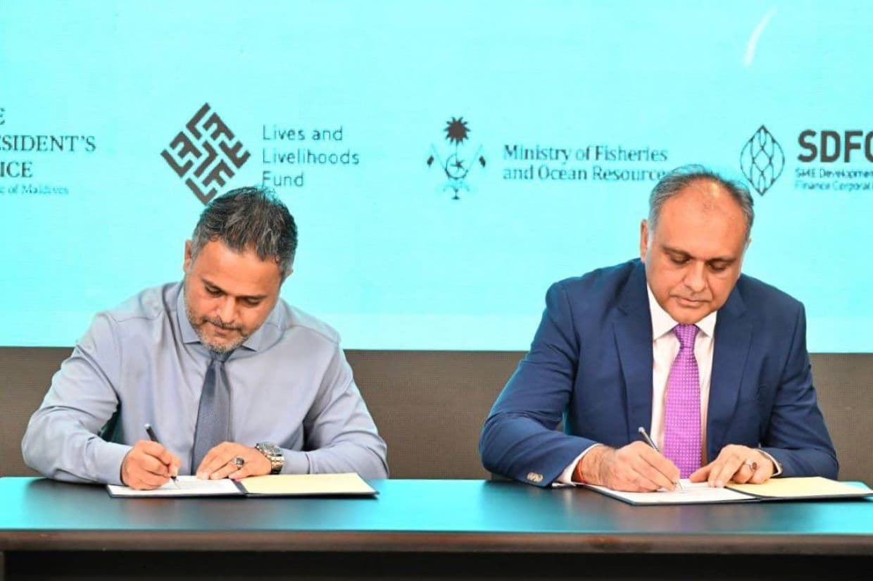 ކޫއްޑޫގައި 4000 ޓަނުގެ ކޯލްޑް ސްޓޯރޭޖެއް ޤާއިމްކުރުމަށް ފިޝަރީޒް މިނިސްޓްރީއާއި ގްލޯބަލް ޕްރޮޖެކްޓްސް އާ ދެމެދު އެއްބަސްވުމުގައި ސޮއިކުރުން. / ފޮޓޯ: ރައީސް އޮފީސް