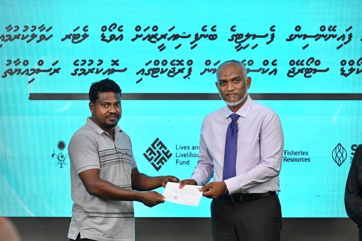 ލޮނުފެނުން މަސް ފިނިކުރާ ނިޒާމު މަސް ދޯނިތަކުގައި ހަރުކުރުމަށް ހުޅުވާލި ފުރުޞަތުގައި ލޯނު ލިބުނު ފަރާތްތަކަށް ލިޔުން ޙަވާލުކޮށްދެއްވީ ރައީސް މުޢިއްޒު. / ފޮޓޯ: ރައީސް އޮފީސް