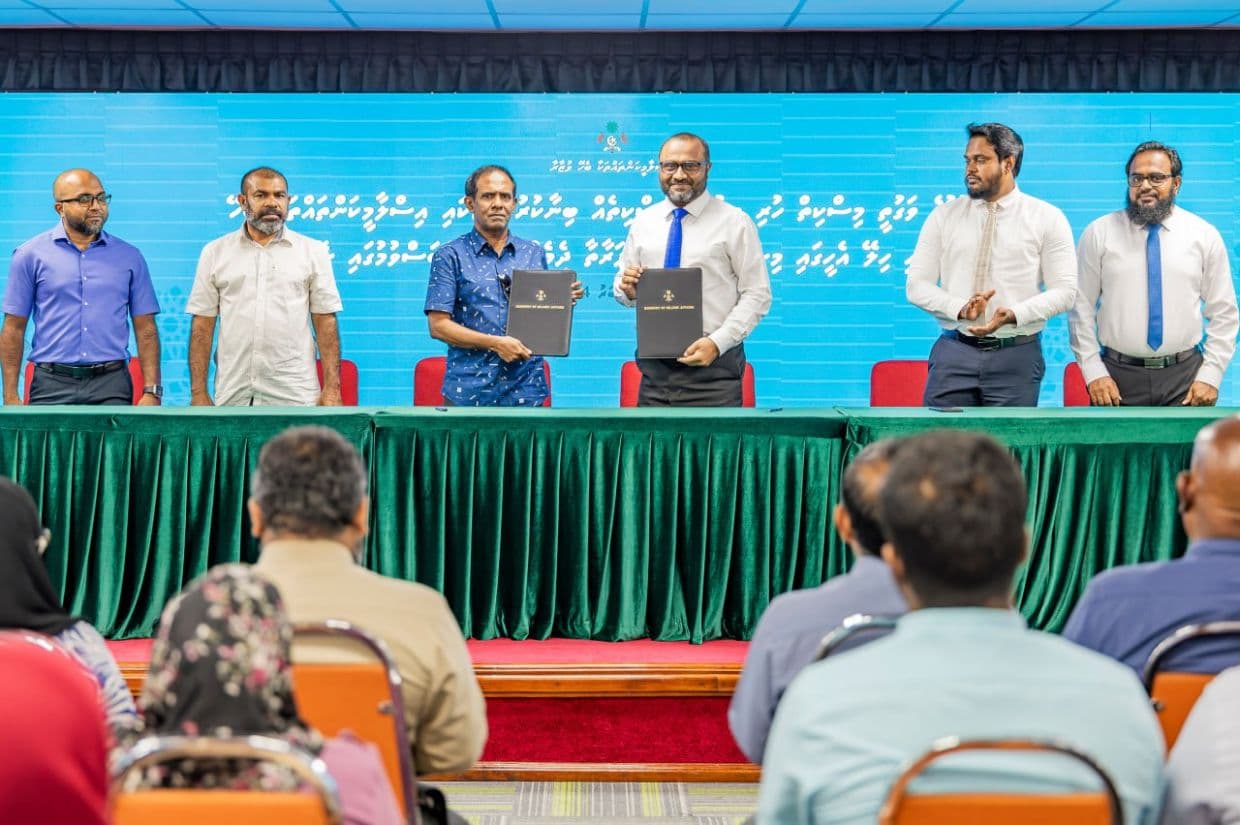 ބޮޑުގެ ބިމުގައި ތިން ފަންގިފިލާގެ މިސްކިތެއް ބިނާކުރުމުގެ އެއްބަސްވުމުގައި ސޮއިކުރުން. / ފޮޓޯ: އިސްލާމިކް މިނިސްޓްރީ