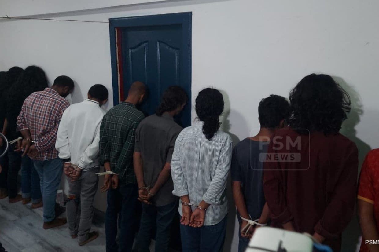 ރަހީނުކުރުމުގައި އުޅުނު 12 މީހުން އެޕާޓްމެންޓު ތެރޭގައި ފުރަގަހަށް ބިޑި އަޅުވާފައި