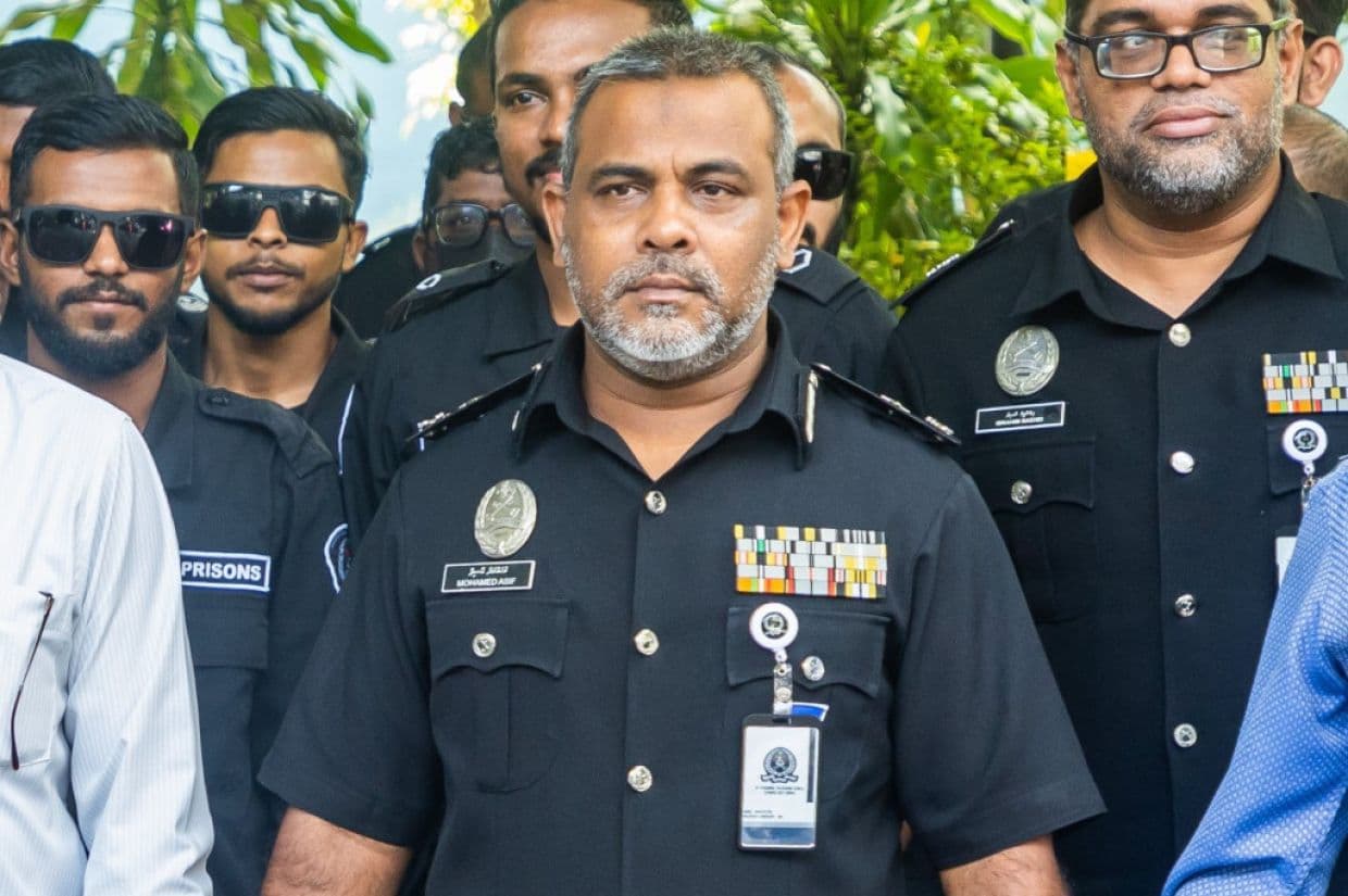 އެސިސްޓަންޓް ކޮމިޝަނަރ އޮފް ޕްރިޒަންސް މުޙައްމަދު އާސިފް (މެދުގައި).