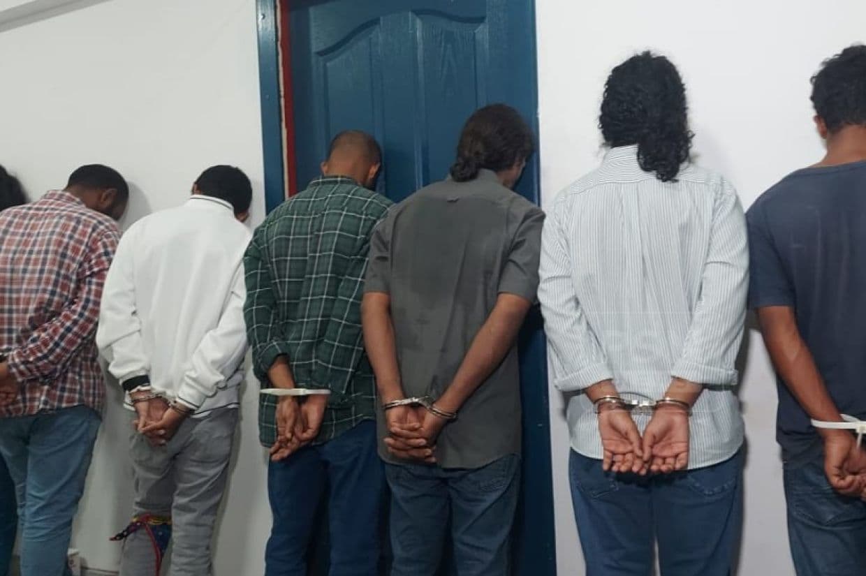މީހަކު ރަހީނުކޮށްގެން ގެންގުޅުނު މީހުން ފުލުހުން ބިޑި އަޅުވާފައި