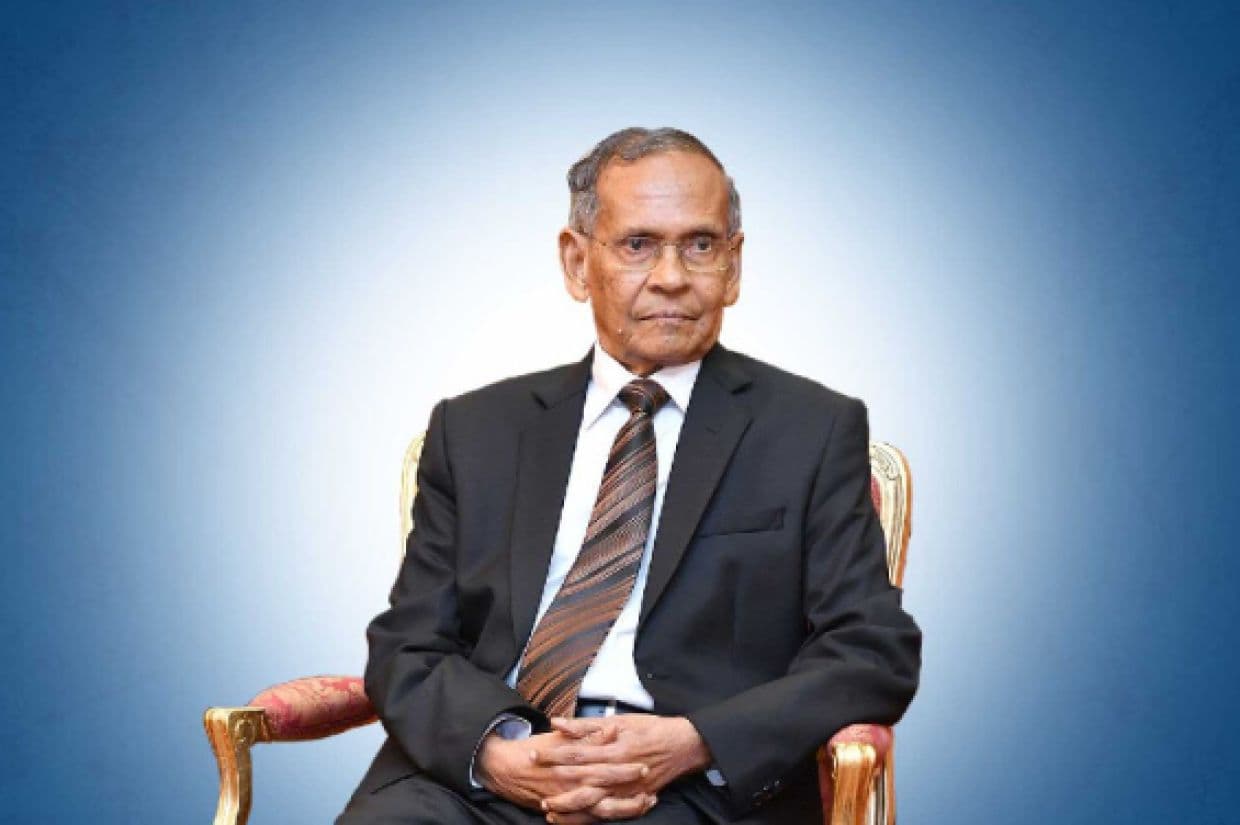 ޢިއްޒުއްދީނުގެ ޢިއްޒަތުގެ ވެރިޔާ އަދި ދިވެހިރާއްޖޭގެ އިސްލާމީ ޔުނިވަރސިޓީގެ ޗާންސެލަރ ޑރ. މުޙައްމަދު ޒާހިރު ޙުސައިން