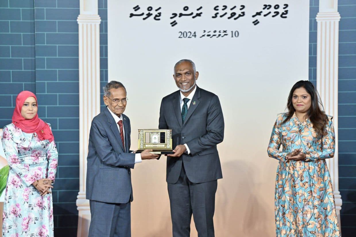 ދިވެހިރާއްޖޭގެ ތަޢުލީމަށް ޚިދުމަތް ކުރުމުގެ އެންމެ މަތީ ޝަރަފު ޑރ. މުޙައްމަދު ޒާހިރު ޙުސައިނަށް ރައީސުލްޖުމްހޫރިއްޔާ ޑރ. މުޙައްމަދު މުޢިއްޒު އަރުއްވަނީ. / ފޮޓޯ: ރައީސް އޮފީސް
