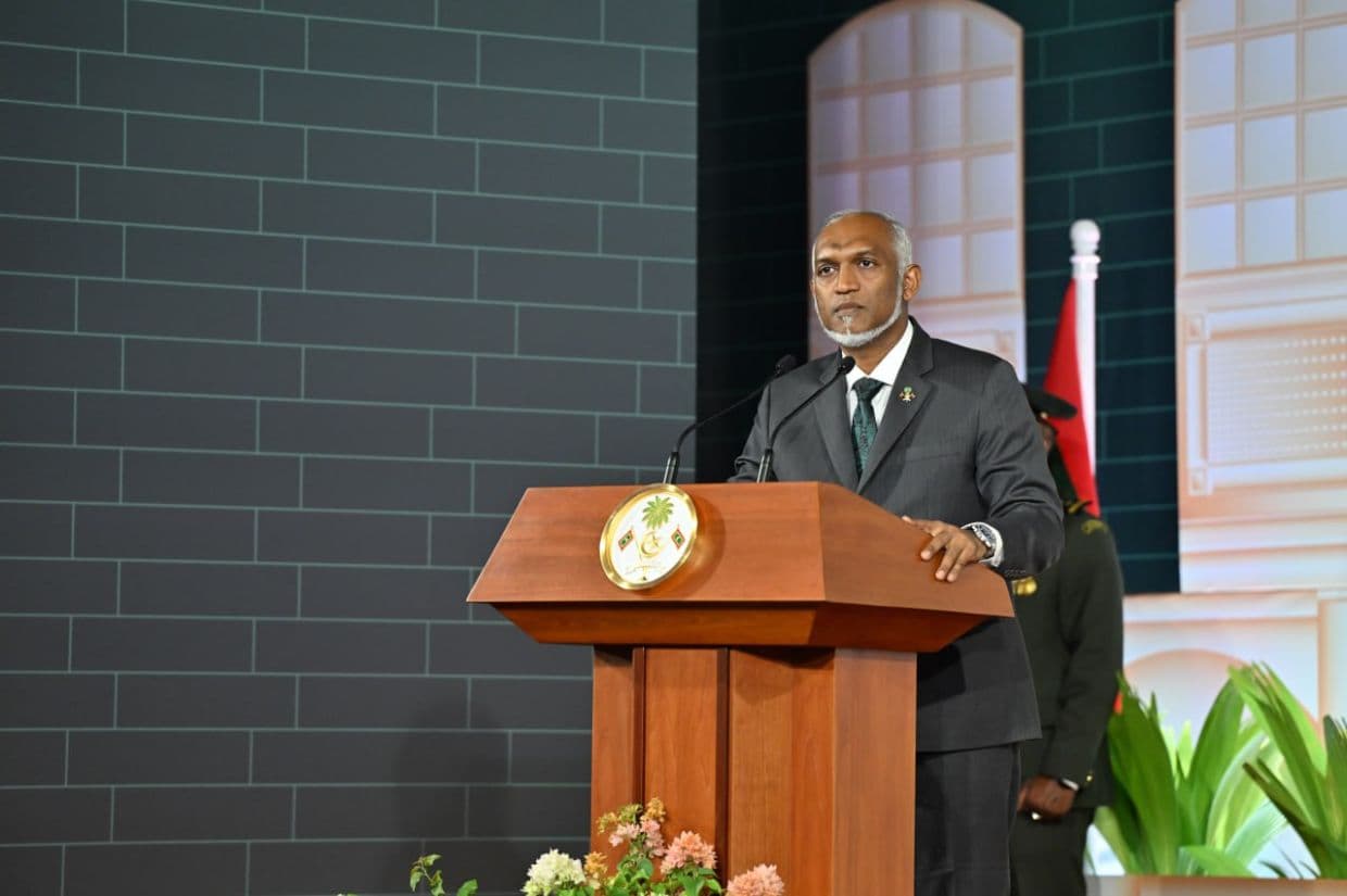 ޖުމްހޫރީ ދުވަހުގެ ރަސްމީ ޖަލްސާގައި ރައީސުލްޖުމްހޫރިއްޔާ ޑރ. މުޙައްމަދު މުޢިއްޒު ވާހަކަފުޅުދައްކަވަނީ. / ފޮޓޯ: ރައީސް އޮފީސް
