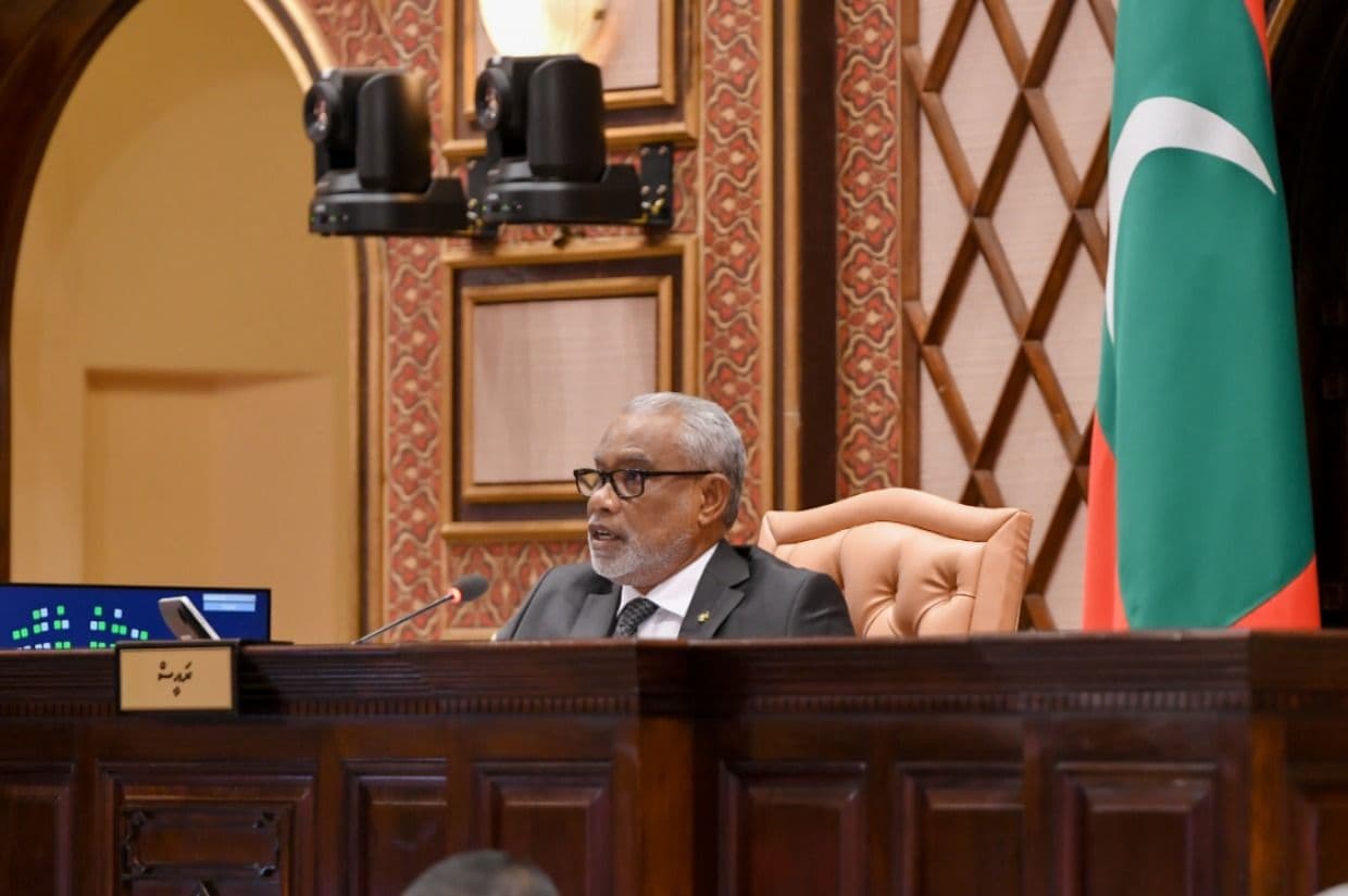 މަޖިލީހުގެ ރައީސް ޢަބްދުއްރަޙީމް ޢަބްދުﷲ ރިޔާސަތުގައި: މިނިވަން މުއައްސަސާތަކުގެ މެންބަރުން ވަކިކުރަން ވަނީ ފޮނުވާފައި.
