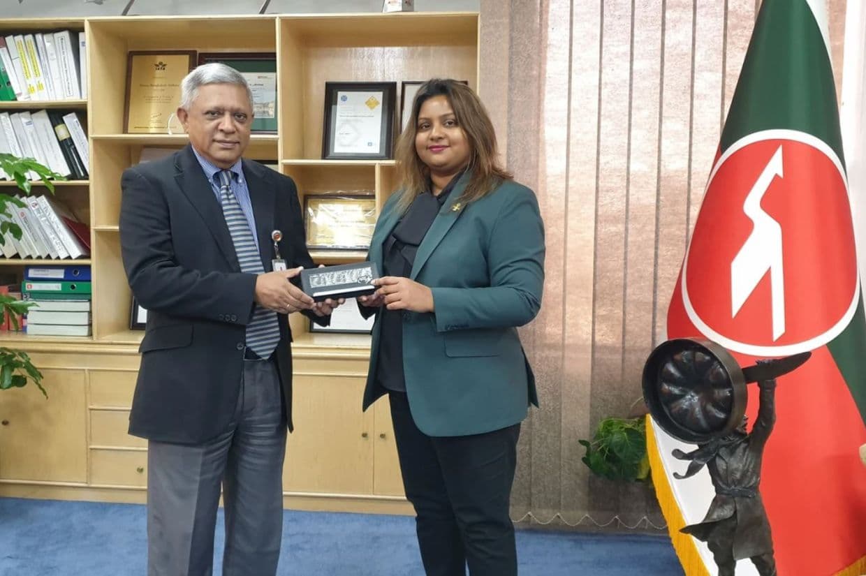 ސަފީރު ޝިއުނީން، ބަންގްލަދޭޝްގެ ޤައުމީ އެއާލައިންގެ ސީއީއޯއާ އަދި މެނޭޖިންގ ޑިރެކްޓަރާއެކު.