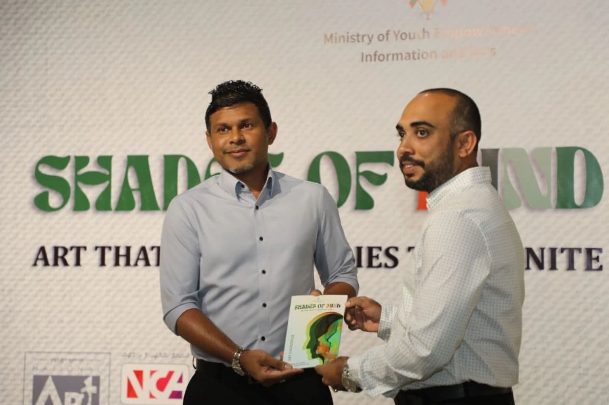 ައީސުލްޖުމްހޫރިއްޔާގެ ނައިބު ހުސައިން މުޙައްމަދު ލަތީފު "ޝޭޑްސް އޮފް މައިންޑް" އާޓް އެގްޒިބިޝަން ހުޅުއްވައިދެއްވަނީ.