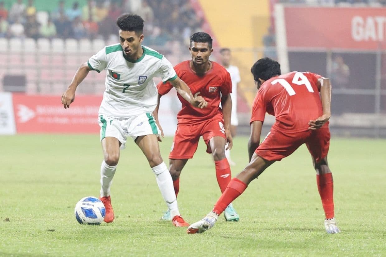 ބަންގްލަދޭޝް ބަލިކޮށް ރާއްޖޭގެ މަރުވެފައި އޮތް ފުޓުބޯޅައަށް ދިރުން ގެނެސްދީފި!