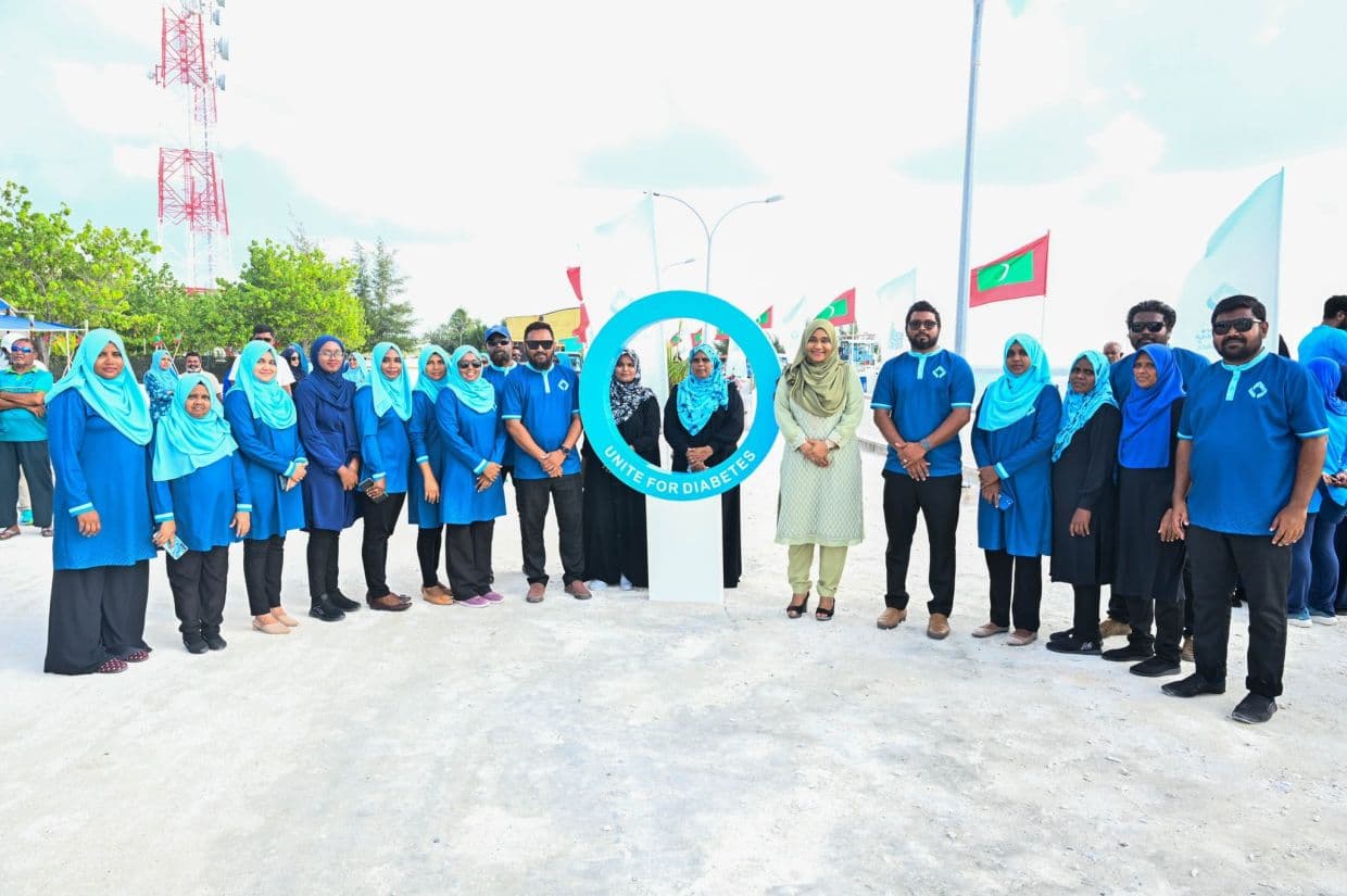 މެޑަމް ސާޖިދާ، ދިއްގަރު ރައްޔިތުންނާއެކު. / ފޮޓޯ: ރައީސް އޮފީސް
