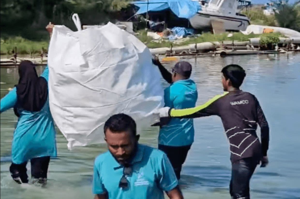 ވެމްކޯގެ މުވައްޒަފުން ބީޗް ސަރަޙައްދު ސާފުކުރުމުގެ މަސައްކަތުގައި / ފޮޓޯ: ވެމްކޯ