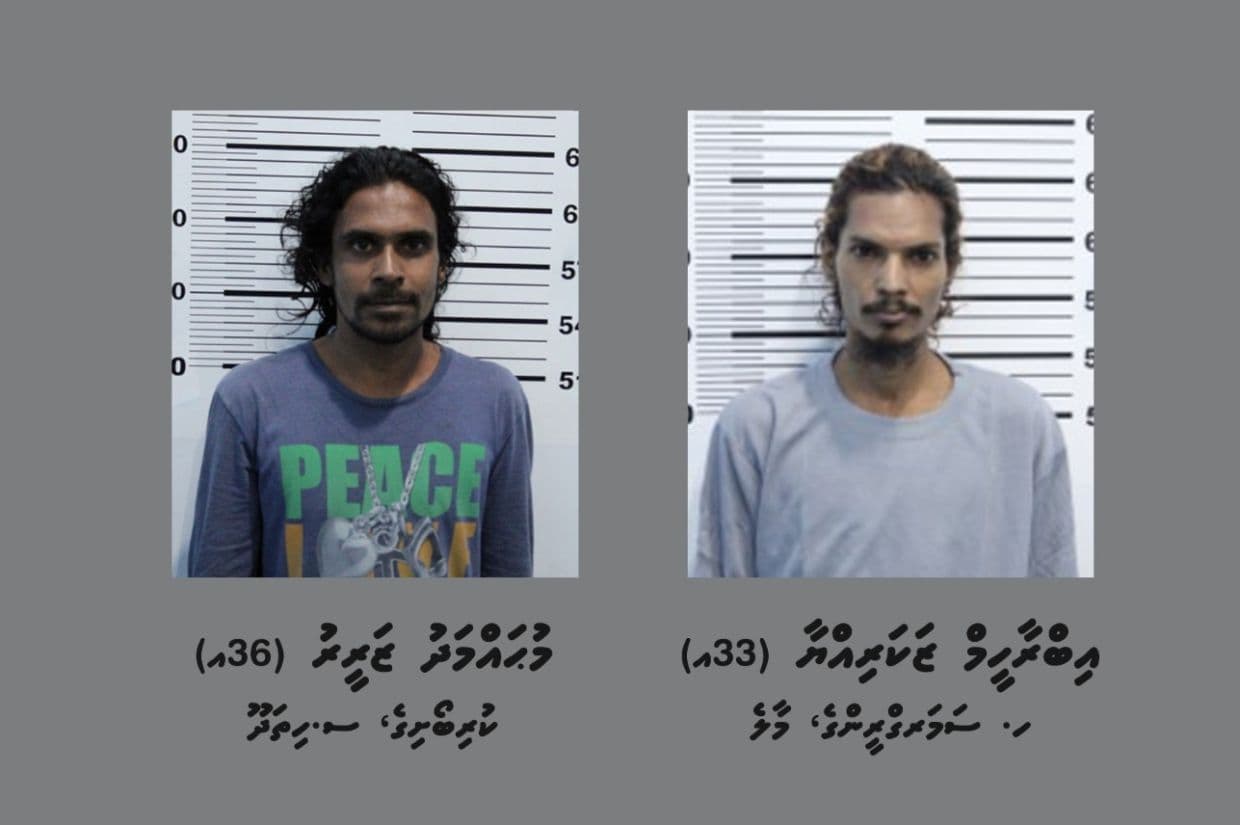 ހެންވޭރު ގެއަކުން އިލެކްޓްރޯނިކް ސާމާނުތަކެއް ވަގަށް ނެގި މައްސަލައެއްގައި ހައްޔަރުކުރި ދެ މީހުން. ފޮޓޯ: ޕޮލިސް