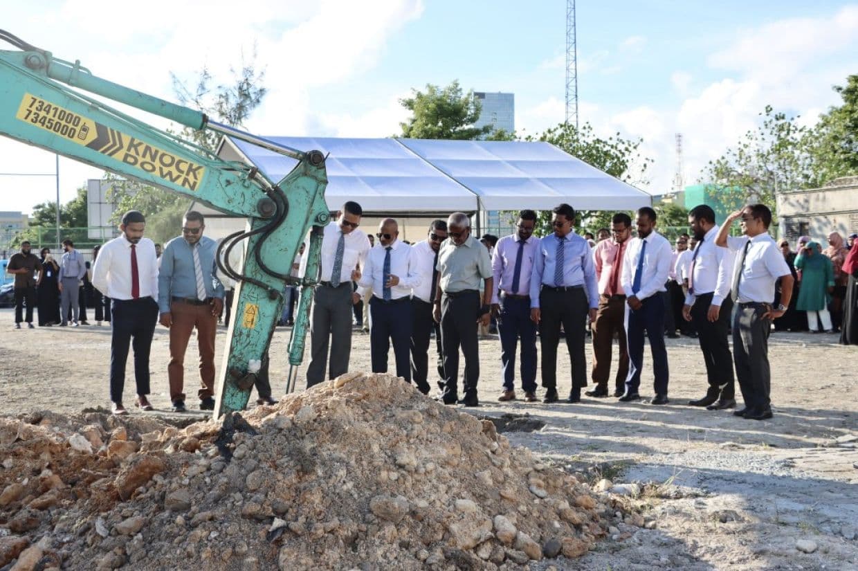 ޢަރަބިއްޔާ ސްކޫލް އިމާރާތް އެޅުމުގެ އަމަލީ މަސައްކަތް ފެށުމަށް ބޭއްވި ރަސްމިއްޔާތުގެ ތެރެއިން. / ފޮޓޯ: އެޑިއުކޭޝަން މިނިސްޓްރީ