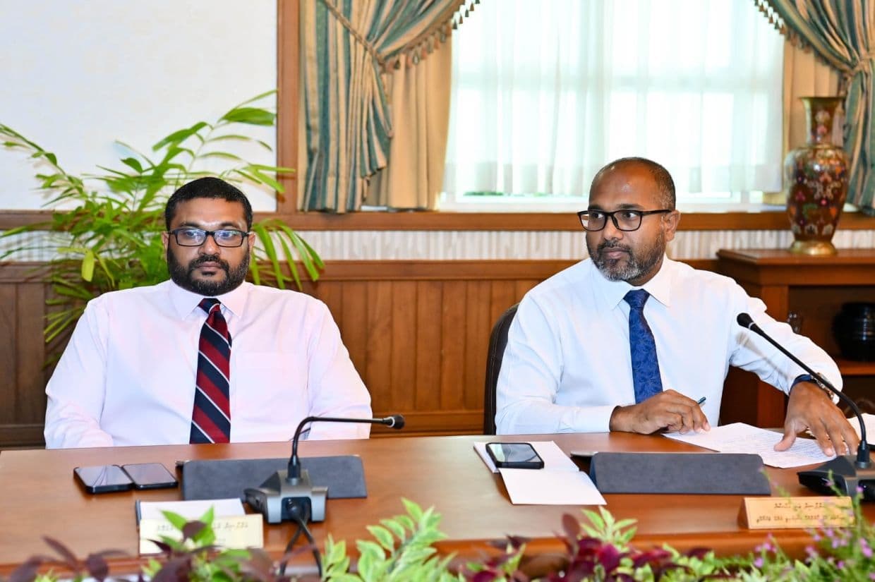 މިނިސްޓަރ އިޙްސާން ޑިފެންސް މިނިސްޓަރާއެކު - ކުށްކުރާ މީހުން އިޞްލާޙު ކުރުމަކީ ޤައުމުގެ ދިފާޢަށް ވެސް މުހިންމު ކަމެއް. / ފޮޓޯ: ޚުލާސާ