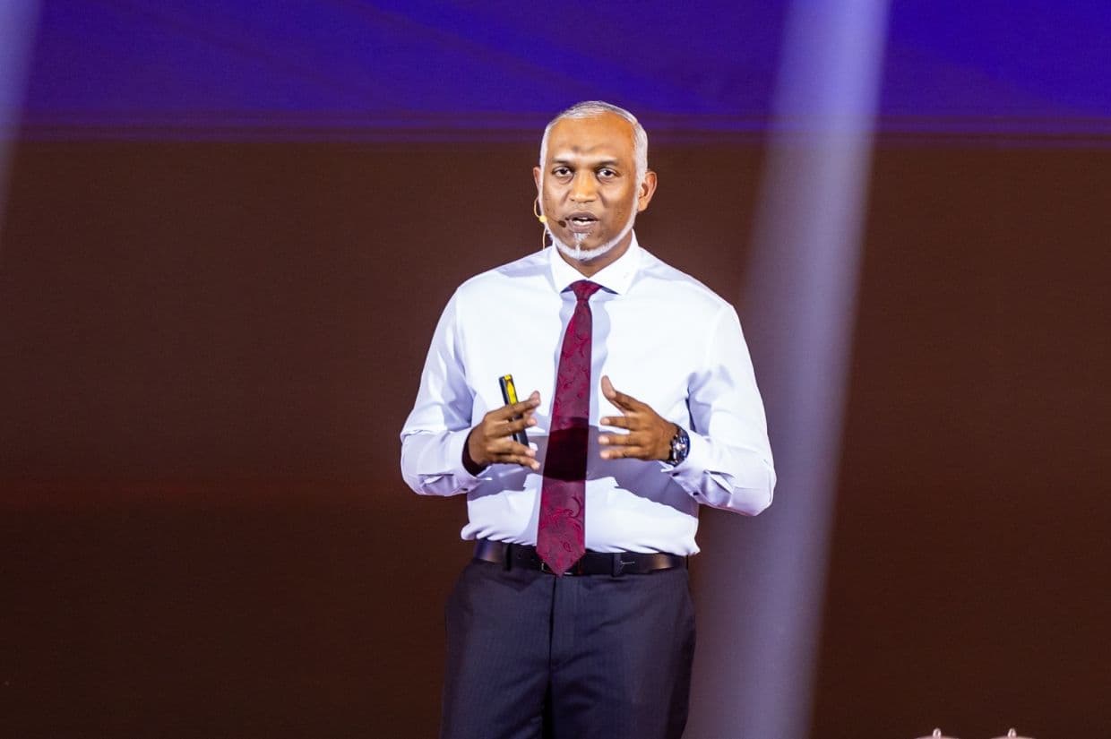 ސަރުކާރަށް އެއް އަހަރު ފުރުމުގެ މުނާސަބަތުގައި ބޭއްވުނު ޖަލްސާގައި ރައީސުލްޖުމްހޫރިއްޔާ ޑރ. މުޙައްމަދު މުޢިއްޒު ވާހަކަފުޅުދައްކަވަނީ - ފޮޓޯ: ޚުލާސާ