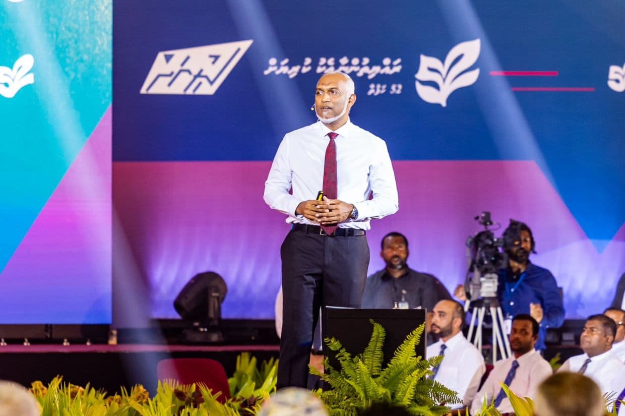 ސަރުކާރަށް އެއް އަހަރު ފުރުމުގެ ޖަލްސާގައި ރައީސް ވާހަކަފުޅުދައްކަވަނީ. / ފޮޓޯ: ޚުލާސާ
