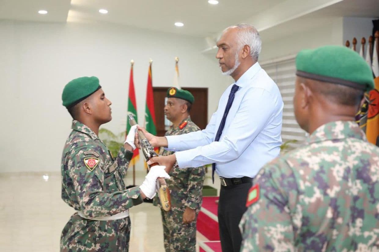ހުވާ ކުރި ސިފައިންނަށް ރައީސް ބަޑި ޙަވާލުކުރައްވަނީ. / ފޮޓޯ: އެމްއެންޑީއެފް