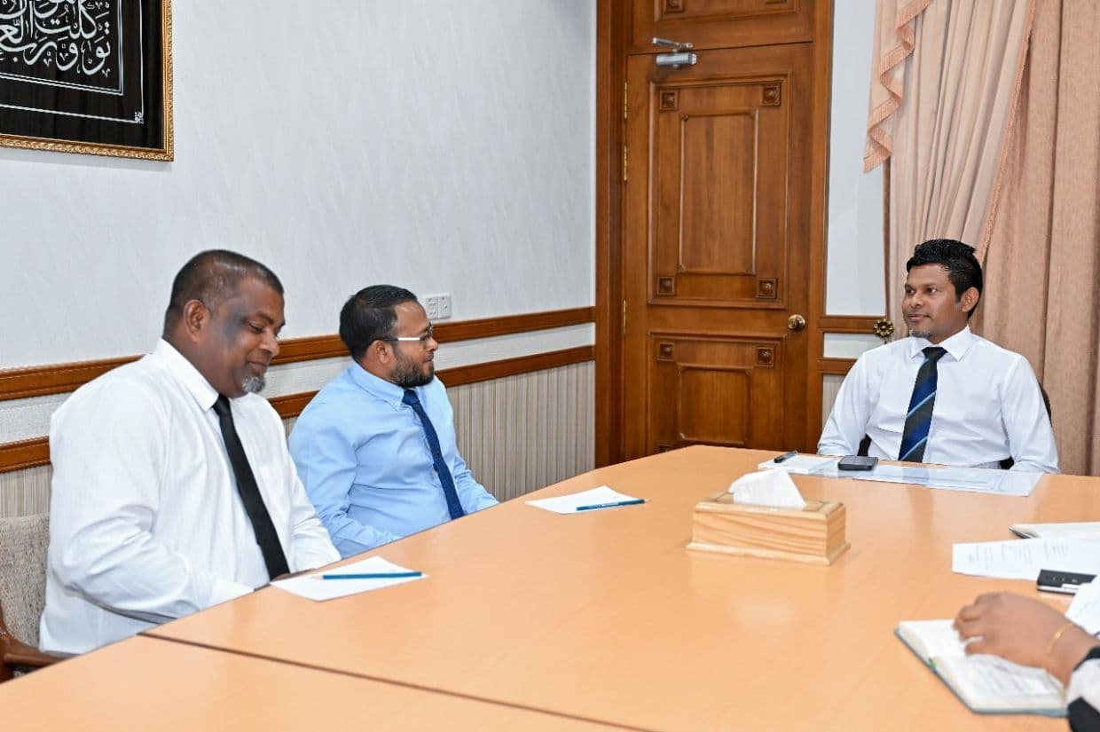 ނައިބު ރައީސް، ފަރެސްމާތޮޑާ ދާއިރާގެ މެންބަރާއި ފިޔޯރީ ކައުންސިލްގެ ރައީސާ ބައްދަލުކުރެއްވުން. / ފޮޓޯ: ރައީސް އޮފީސް