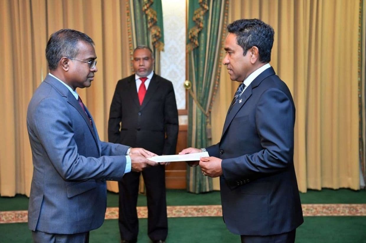 18 ޖޫން 2018 ވަނަ ދުވަހު އޭރުގެ ރައީސް ޔާމީން، ދިވެހިރާއްޖޭގެ އުއްތަމަ ފަނޑިޔާރުކަމުގެ މަޤާމަށް ޑރ. އަޙްމަދު ޢަބްދުﷲ ދީދީ ޢައްޔަންކުރައްވައި ފަތްކޮޅު އަރުވަނީ / ފޮޓޯ: ރައީސް އޮފީސް