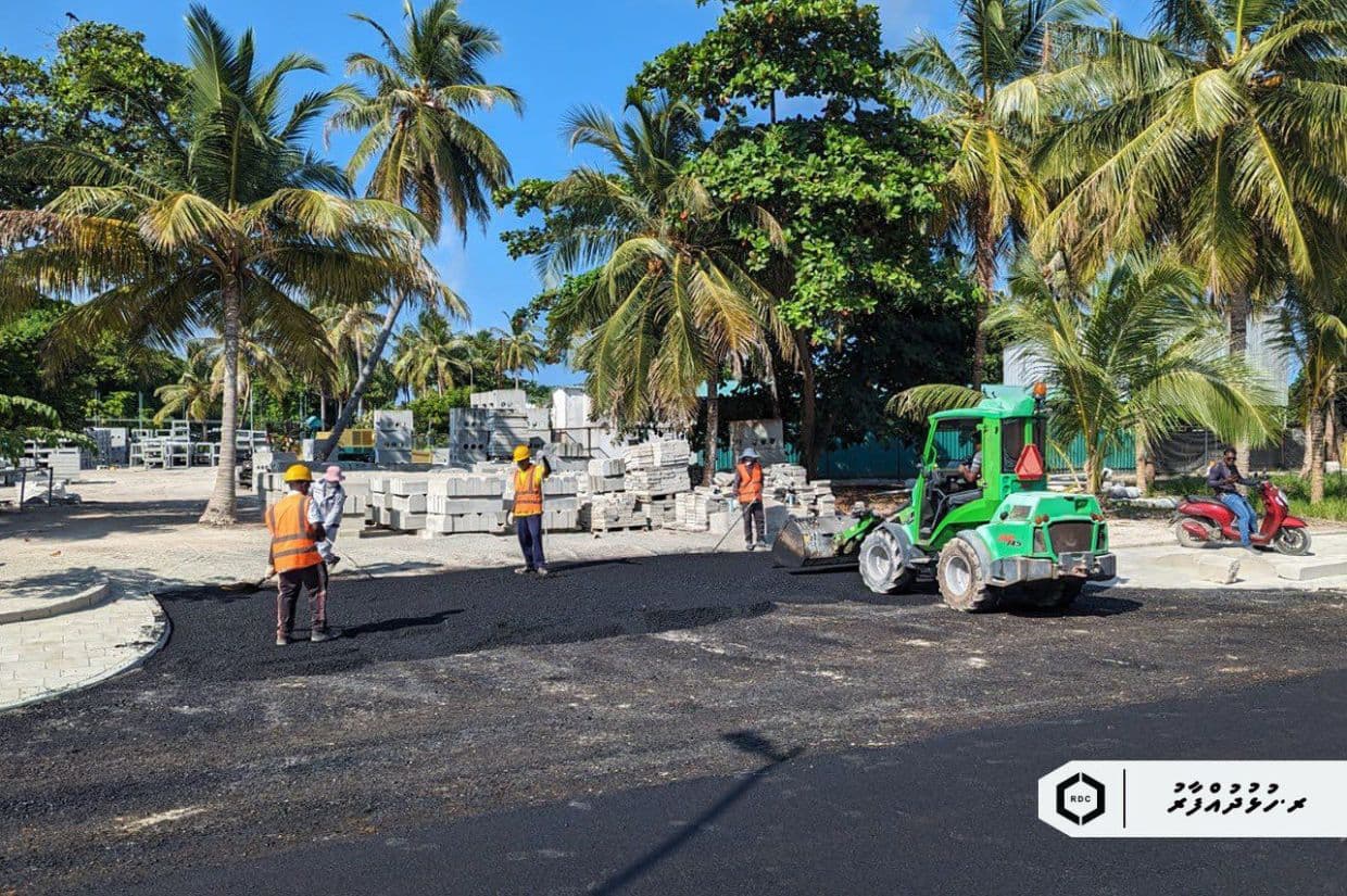 ރ. ހުޅުދުއްފާރުގައި ހަދަމުން އަންނަ މަގުތަކުގެ ތެރެއިން އަމީނީމަގުގައި ތާރު އެޅުމުގެ މަސައްކަތް/ ފޮޓޯ: އާރްޑީސީ