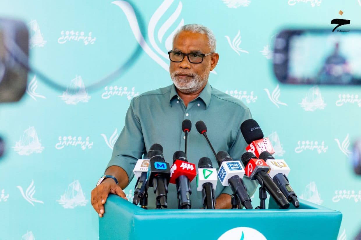 ޕީއެންސީން މިރޭ ބޭއްވި ނޫސްވެރިންގެ ބައްދަލުވުމުގައި ޗެއާޕާސަން ޢަބްދުއްރަޙީމް ޢަބްދުﷲ ނޫސްވެރިންގެ ސުވާލުތަކްށް ޖަވާބު ދެއްވަނީ / ފޮޓޯ: ޚުލާސާ