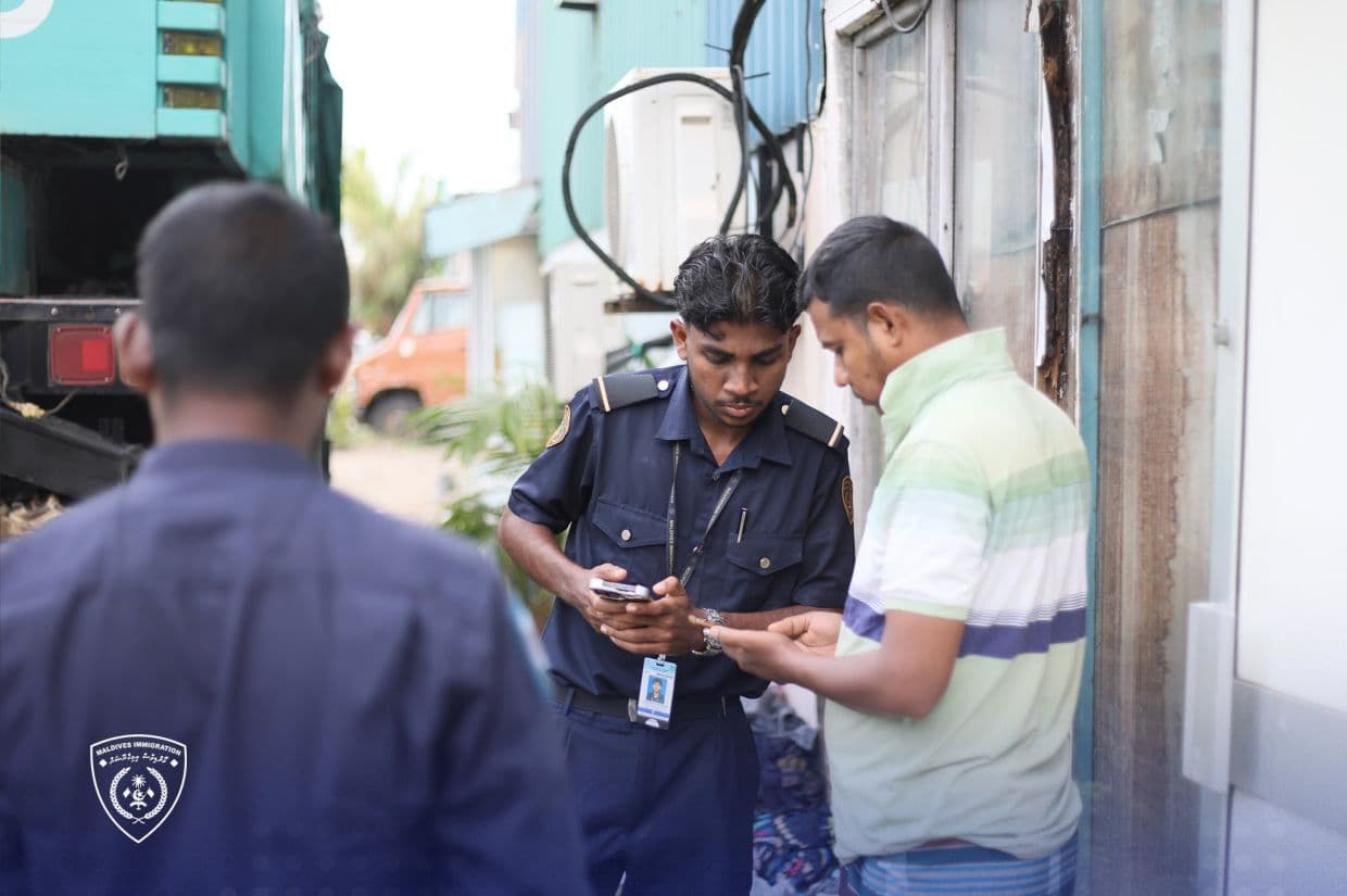 އިމިގްރޭޝަން ޓާށްކްފޯސްއިން ހިންގި ރެއިޑް އޮޕަރޭޝަނުގެ ތެރެއިން/ ފޮޓޯ: އިމިގްރޭޝަން.
