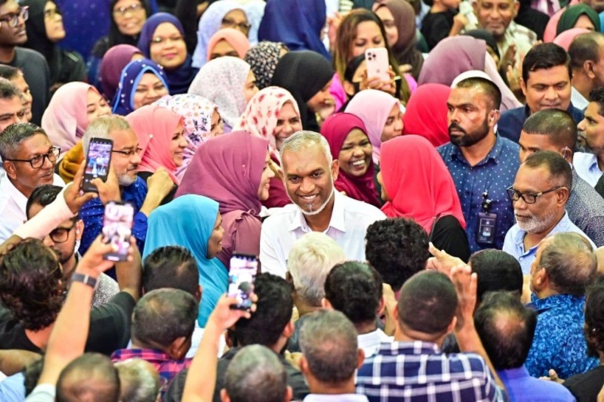 ރައްޔިތުންގެ ރައީސް ޑރ. މުޢިއްޒު ރައްޔިތުންނާއެކު - އިދިކޮޅުން ބުނާ ގޮތާއި ޚިލާފަށް ސަރުކާރަށް އޮތް ތާޢީދާއި ރައީސް ޑރ. މުޢިއްޒު އަށް އޮތް ލޯބި ދަނީ އިތުރުވަމުން.