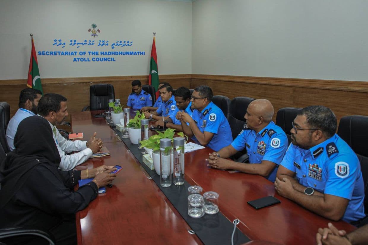 ރަށްރަށުގެ ކުށުގެ ޙާލަތު ދެނެގަތުމަށް ކޮމިޝަނަރ އޮފް ޕޮލިސް ދެކުނަށް ކުރެއްވި ދަތުރުފުޅުގެ ތެރެއިން - ދެކުނުގެ ރަށަކުން ކުޑަކުއްޖަކަށް ޖިންސީ ގޯނާ ކުރިކަމުގެ ތުހުމަތުގައި މުދިމަކު ވަނީ ހައްޔަރު ކޮށްފައި.