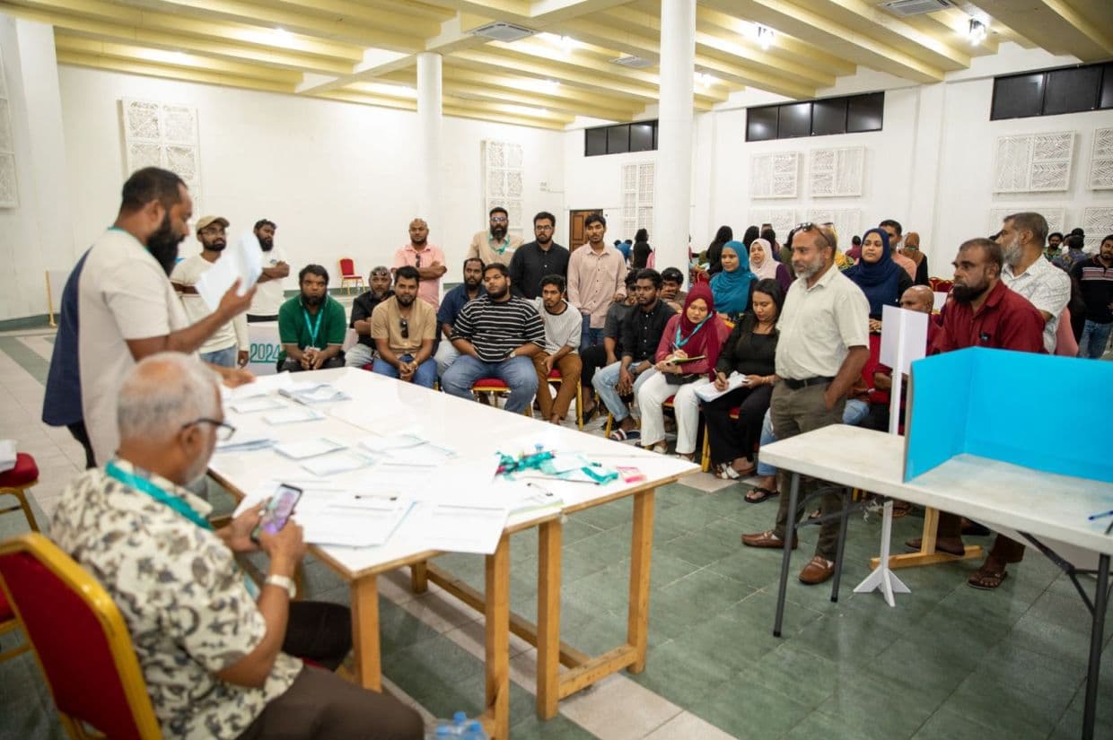 ޕީއެންސީގެ އެތެރޭގެ އިންތިހާބުގެ ވޯޓުފޮއްޓެއް ގުނަނީ.