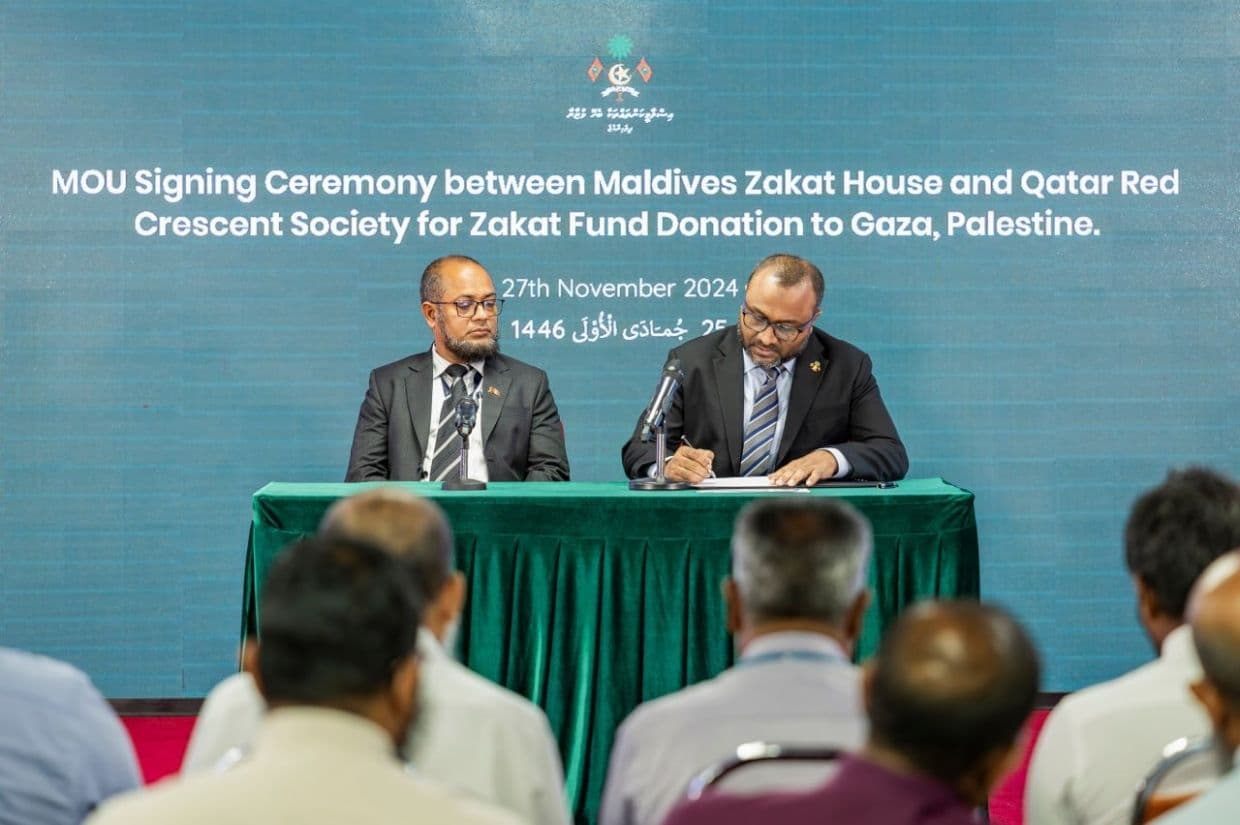 ޒަކާތު ފަންޑުން ޣައްޒާއަށް ހަދިޔާކުރާ އެއްލައްކަ ޑޮލަރު، ޤަތަރު ރެޑް ކްރެސެންޓާއި ޙަވާލުކުރުމަށް އެއްބަސްވުމުގައި ސޮއިކުރުން. / ފޮޓޯ: އިސްލާމިކް މިނިސްޓްރީ