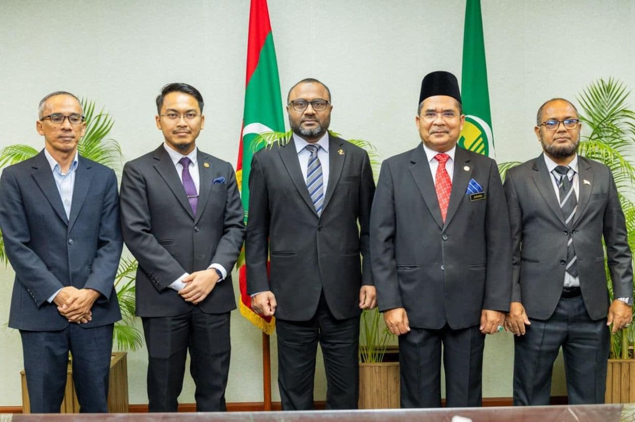ަޒަކާތު ކޮންފަރެންސްފައި ބައިވެރިވެވަޑައިގަންނަވާ ބޭރުގެ ބައެއް ބޭފުޅުންނާ އެކު އިސްލާމިކް މިނިސްޓަރު ޑޜ. ޝަހީމް / ފޮޓޯ: ޒަކާތު ހައުސް