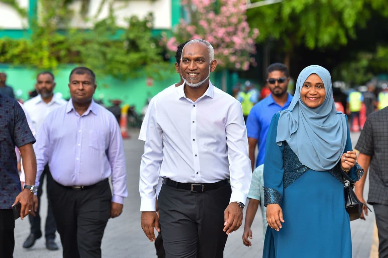 ރައީސުލްޖުމްހޫރިއްޔާ ޑރ. މުޙައްމަދު މުޢިއްޒުއާއި އެމަނިކުފާނުގެ އަނބިކަނބަލުން މެޑަމް ސާޖިދާ މުޙައްމަދު/ ފޮޓޯ: ރައީސް އޮފީސް