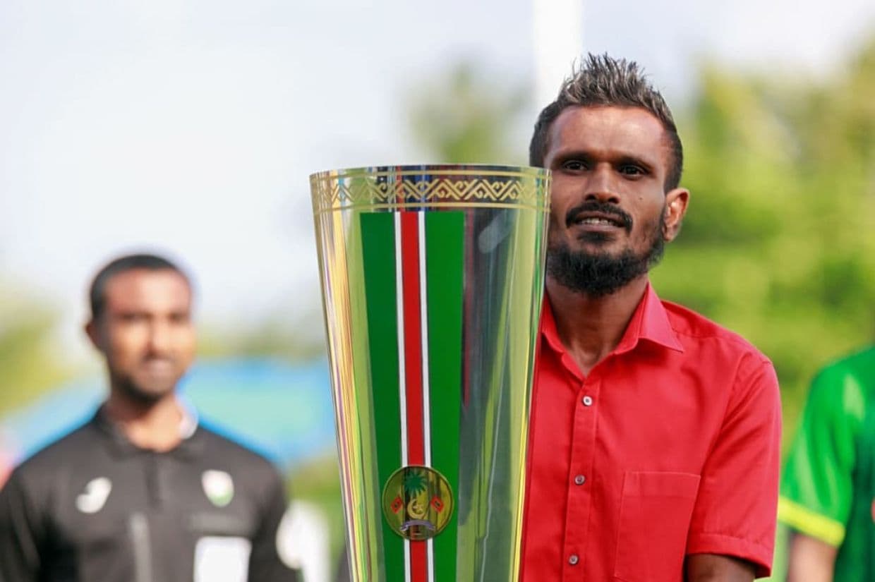 ހޮކޭ 2022 ވްން އަހަރުގެ ޕްރެޒިޑެންޓްސް ކަޕްގެ ތަށި ހިފައިގެން / ފޮޓޯ: ސޯޝަލް މީޑިއާ
