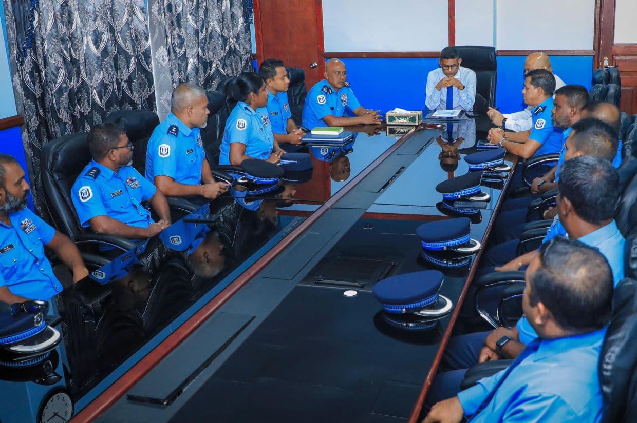 ސެމިނަރ އަށް ފުރާ ފުލުހުންނާ ކޮމިޝަނަރ އޮފް ޕޮލިސް ޢަލީ ޝުޖާޢު ބައްދަލުކުރެއްވުން. ފޮޓޯ: ފުލުހުން