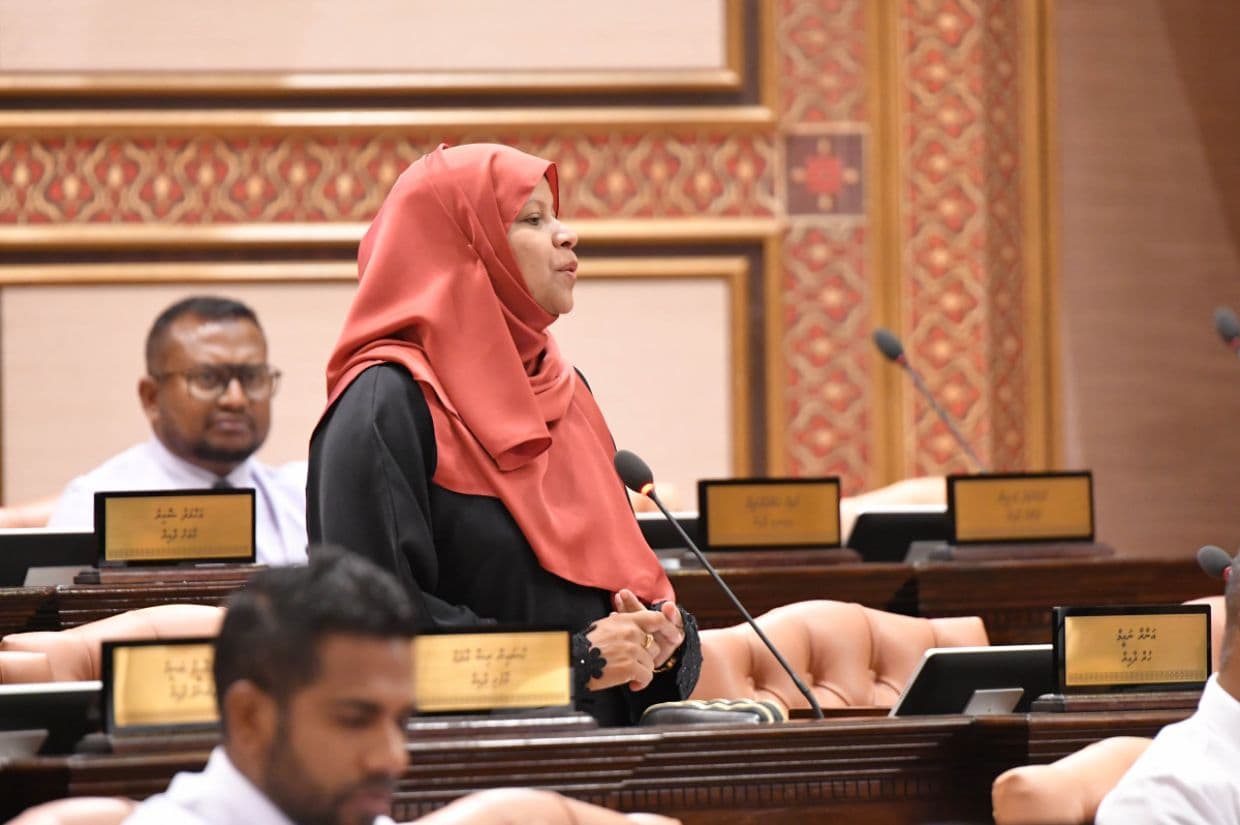 މިއަދުގެ ބަހުސްގައި މަސްތުވާތަކެތީގެ ޤާނޫނާއި ގުޅޭގޮތުން ހުރާ ދާއިރާގެ މެމްބަރު ޑރ. އަނާރާ ވާހަކަފުޅު ދައްކަވަނީ. / ފޮޓޯ: މަޖިލިސް