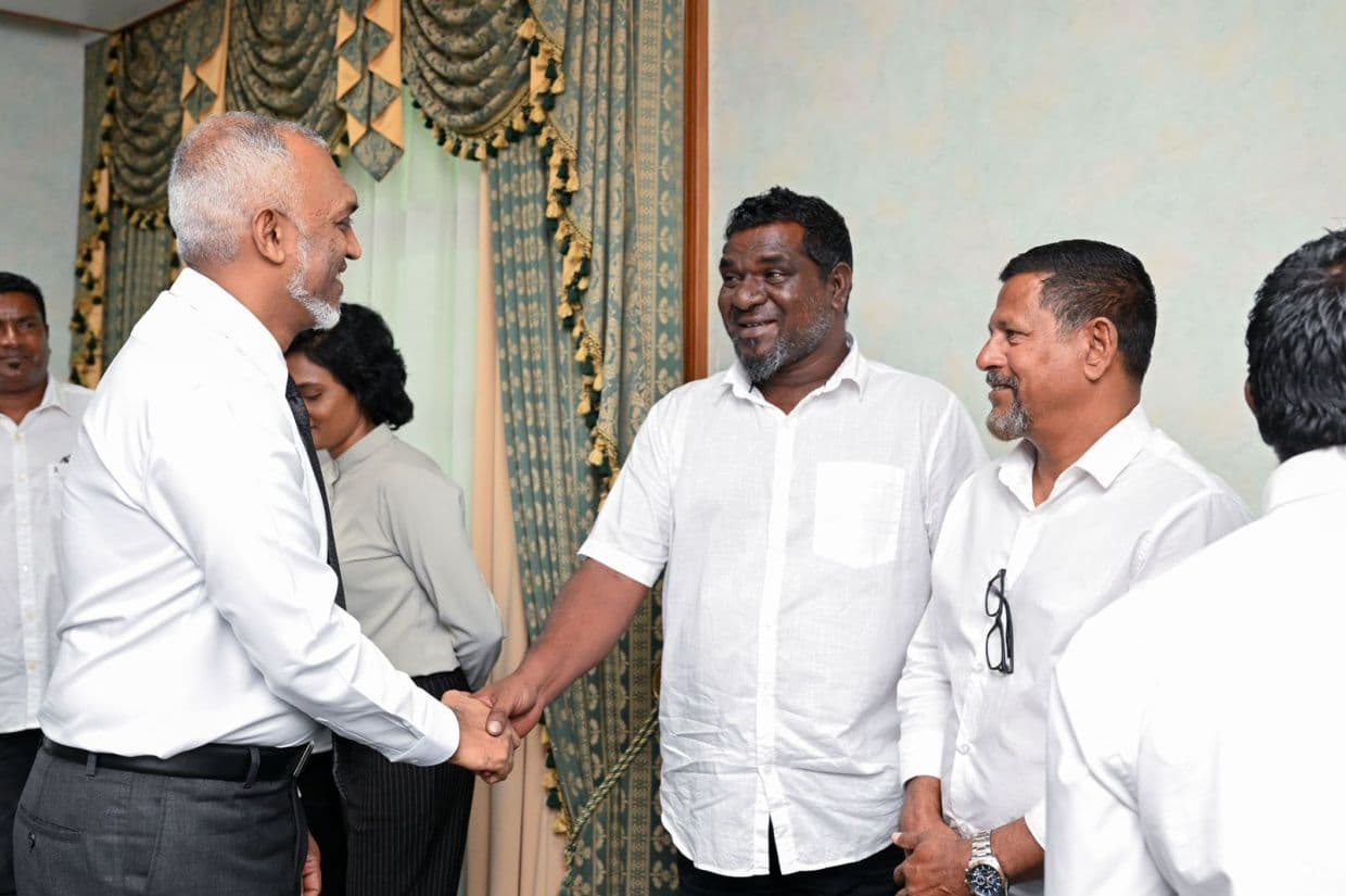 ރައީސުލްޖުމްހޫރިއްޔާ އިއްޔެ ކެޔޮޅުންނާއި ރައީސްއޮފީހުގައި ބައްދަލުކުރެއްވުން/ ފޮޓޯ: ރައީސް އޮފީސް