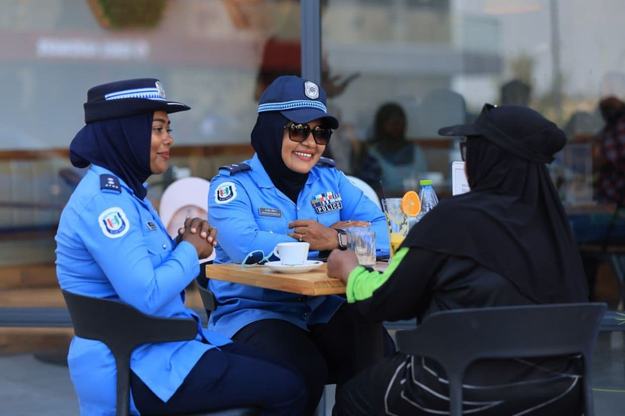 "ފުލުހަކާ އެކު ކޮފީއެއް" ޙަރަކާތުގެ ތެރެެއިން. / ފޮޓޯ: ފުލުހުން