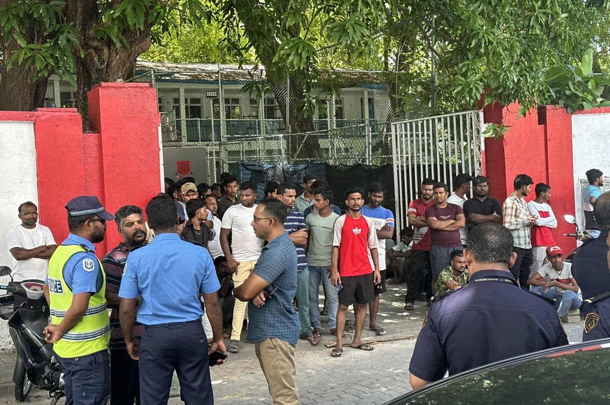 މުސާރަ ނުދޭ ކަމަށް ބުނެ މުޒާހަރާ ކުރި ބިދޭސީން އިމިގްރޭޝަންގެ ބެލުމުގެ ދަށަށް