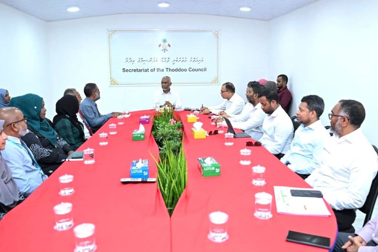 ރައީސް، ތޮއްޑޫ ކައުންސިލާއި، އަންހެނުންގެ ތަރައްޤީއަށް މަސައްކަތްކުރާ ކޮމިޓީގެ މެންބަރުނާއި ބައްދަލުކުރެއްވުން/ ފޮޓޯ: ރައީސް އޮފީސް