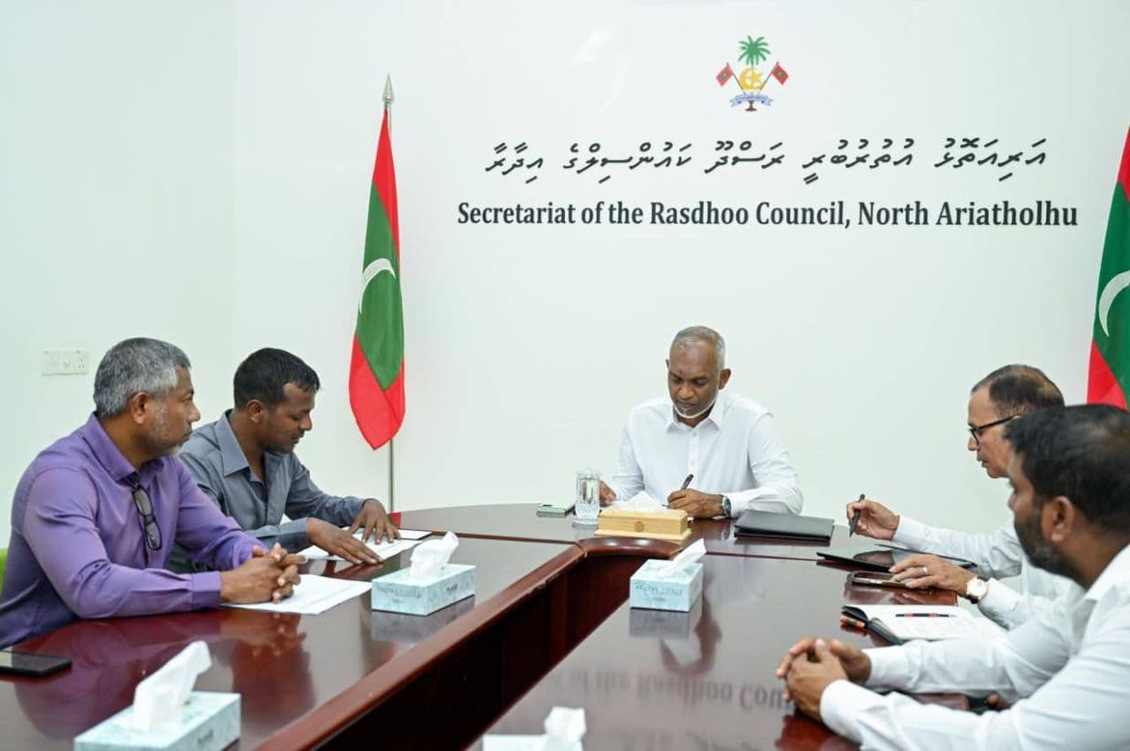 ރައީސުލްޖުމްހޫރިއްޔާ ޑރ. މުޙައްމަދު މުޢިއްޒު، ރަސްދޫ ކައުންސިލާއި، އަންހެނުންގެ ތަރައްޤީއަށް މަސައްކަތްކުރާ ކޮމިޓީއާ ބައްދަލުކުރެއްވުން. / ފޮޓޯ: ރައީސް އޮފީސް